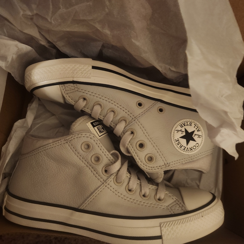 Converse - Picture 2 of 3